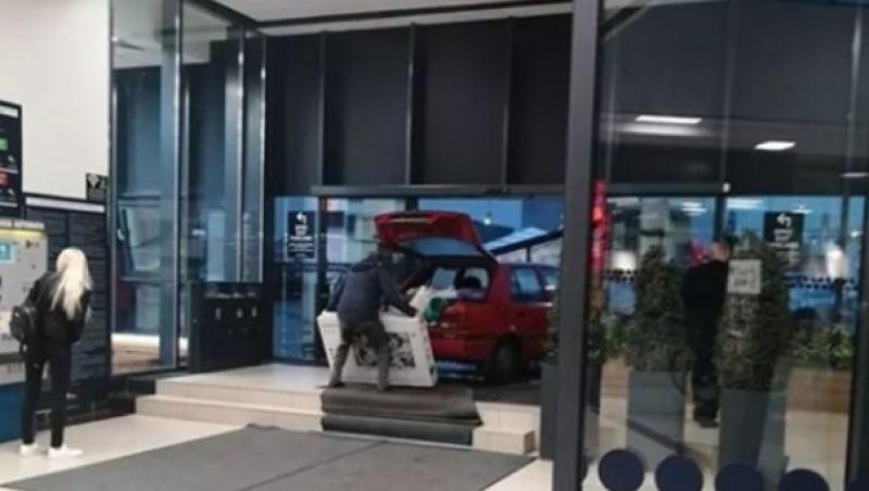 Un bărbat a intrat cu mașina într-un mall din Constanța pentru a-și feri de ploaie televizorul proaspăt cumpărat - FOTO