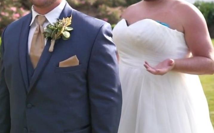 &Icirc;și aștepta mireasa la altar, dar c&acirc;nd s-a &icirc;ntors să o vadă &icirc;n rochie albă, a suferit un șoc! &bdquo;Nici măcar nu mă pot uita la tine&rdquo; - Video