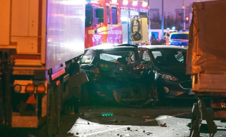 15 persoane rănite, după ce un bărbat a furat un camion și a intrat &icirc;n mașinile care așteptau la semafor. Autoritățile: &rdquo;Nu excludem varianta unui atac terorist!&rdquo;