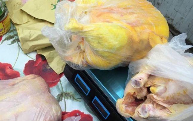 Zeci de rom&acirc;ni au cumpărat pui vopsiți, v&acirc;nduți ca păsări de curte. Cum s-au păcălit aceștia