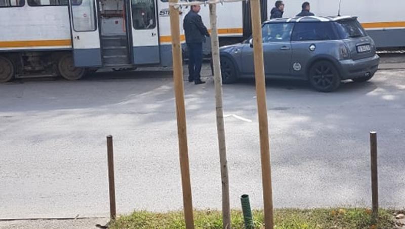 FOTO EXCLUSIV | Un șofer începător a blocat circulația tramvaiului în Pipera! Ce făcea în acest timp. Când a venit la mașină, toată lumea a aplaudat