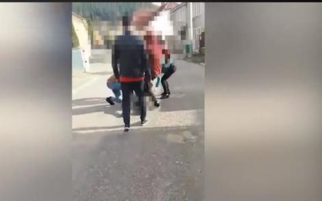 Două puștoaice și-au împărțit pumni și palme, în liceu, după o ceartă pornită pe Facebook: ”S-au bătut din cauza unui băiat!”