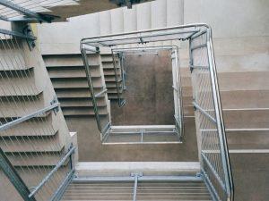 Școlile nu mai sunt sigure pentru copii! Un elev a murit după ce a căzut peste o balustradă la școală