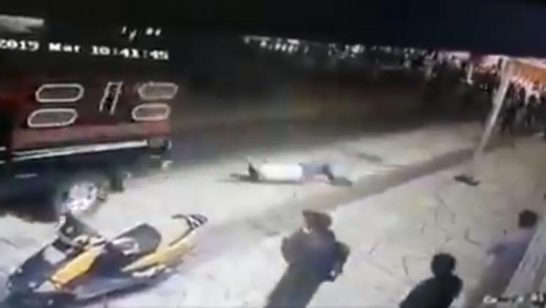 Și-au scos primarul din birou, l-au legat de un camion și l-au t&acirc;r&acirc;t pe străzi! Scene șocante &icirc;ntr-un oraș din Mexic! Ce promisiune și-a &icirc;ncălcat edilul &ndash; Video