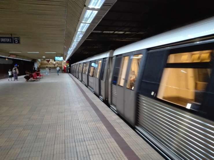 Incident la metrou: Un călător a forţat intrarea &icirc;ntr-un tren, după anunţul de &icirc;nchidere a uşilor, fiindu-i prins piciorul; ceilalţi călători au acţionat sistemul de alarmă