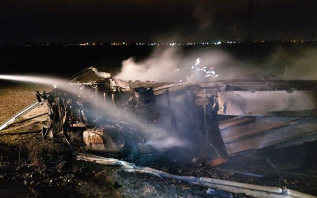 Un autotren s-a răsturnat și a luat foc pe Autostrada Soarelui