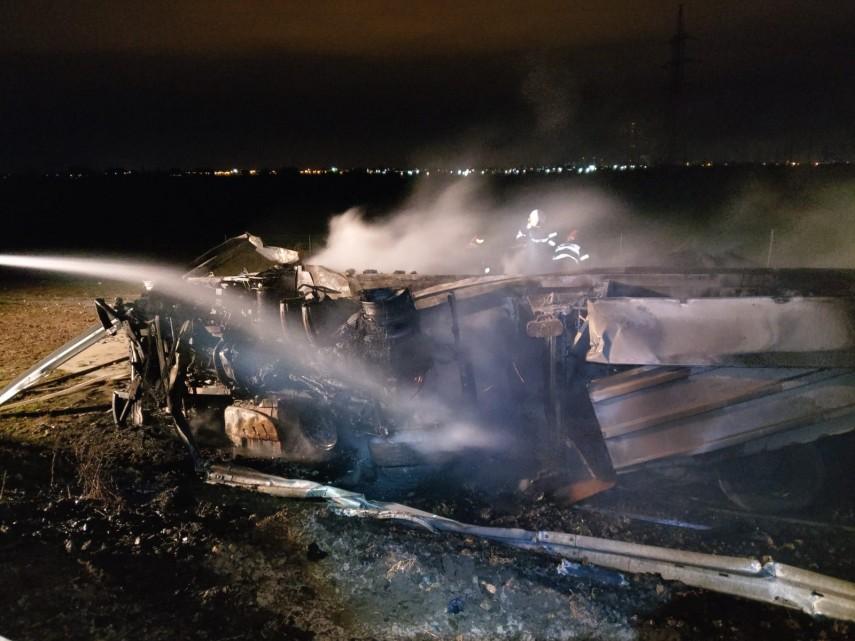 Pulpe și piept, la "jar"! Un camion &icirc;ncărcat cu pui congelaţi a luat foc după ce s-a răsturnat &icirc;n afara A2