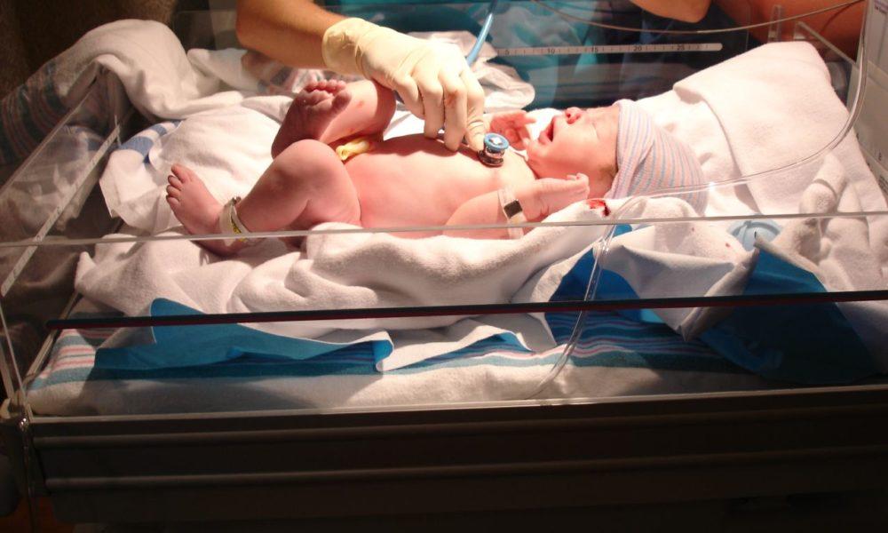 Realitate nefardată: &Icirc;n Rom&acirc;nia mor tot mai mulți oameni și se nasc tot mai puțini copii. Procente halucinante