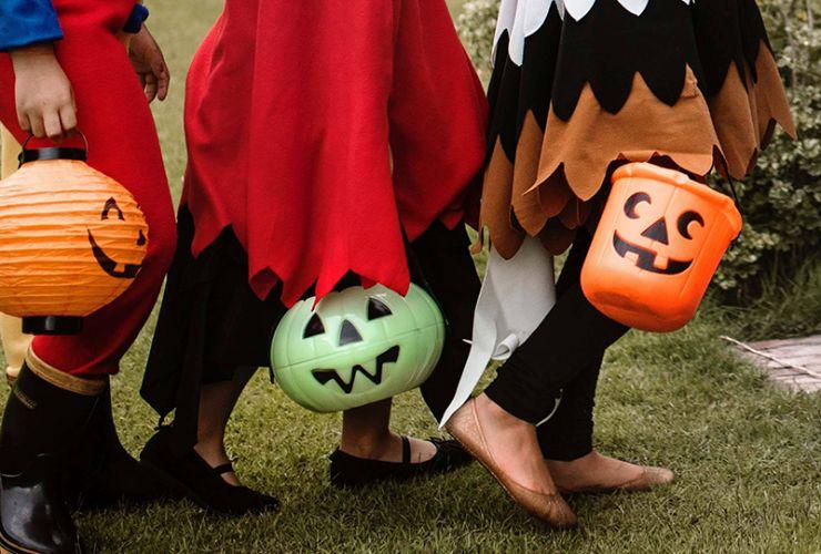 O fetiță a fost &icirc;mpușcată brutal &icirc;n timp ce colinda de Halloween! Atacatorul este &icirc;ncă &icirc;n libertate