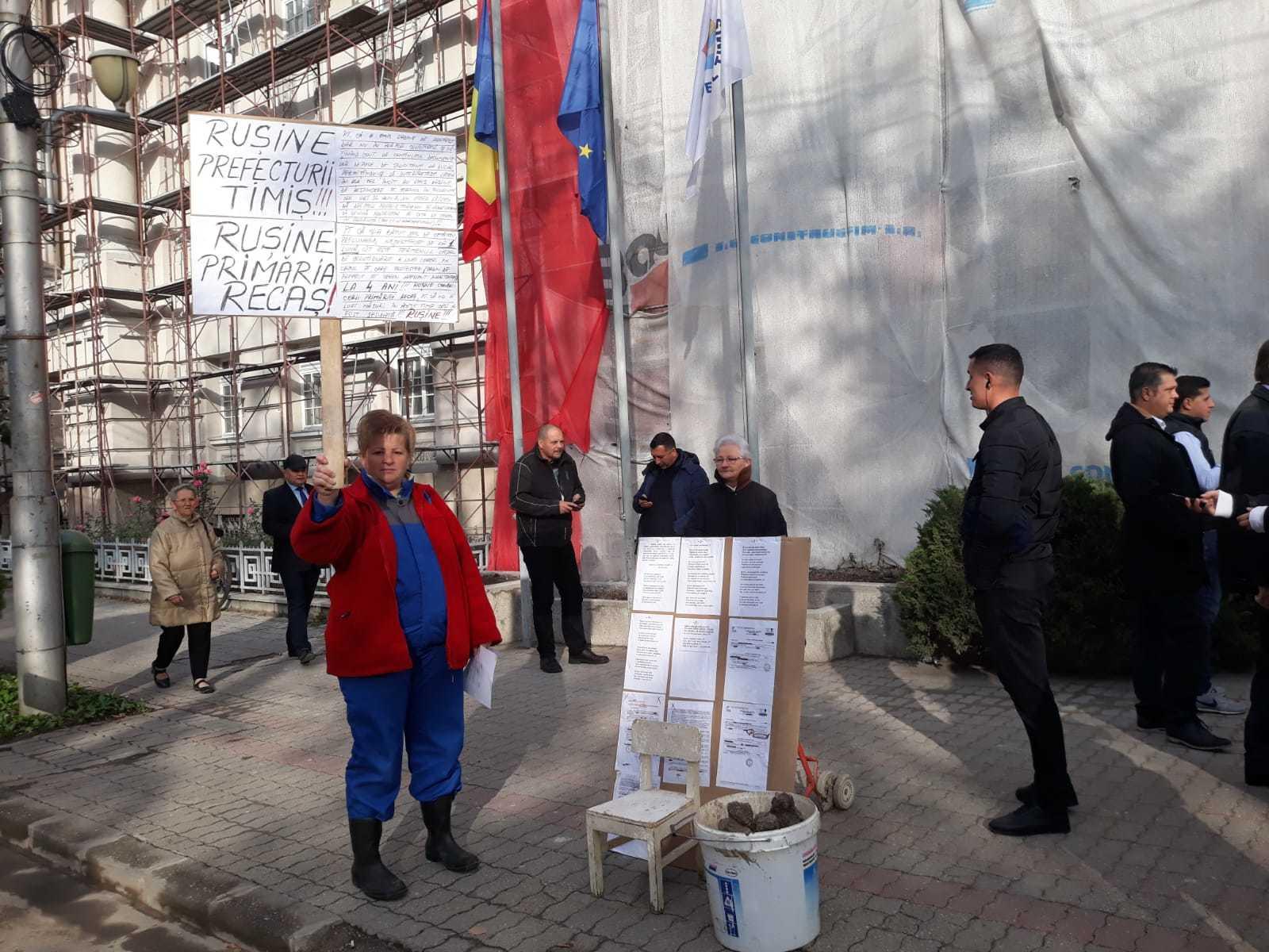 UPDATE - Premierul Viorica Dăncilă, aşteptată la Timişoara cu pietre de protestatari; oamenii au strigat &rdquo;Mincinoasa&rdquo; şi &rdquo;Analfabeta&rdquo;/ Dăncilă: Asta e Rom&acirc;nia lui iohannis, a adus ura, răzbunarea. FOTO