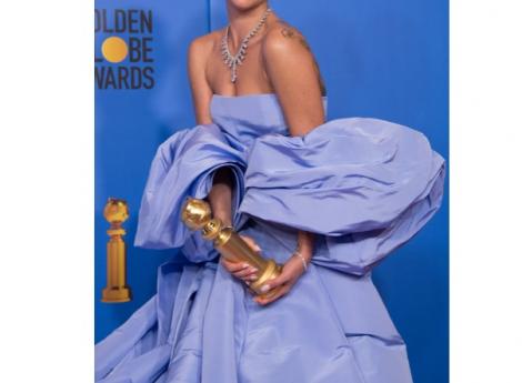 Luați săracilor! A aruncat o rochie de 40.000 de dolari semnată de Valentino după ce a câștigat un trofeu la Globul de Aur