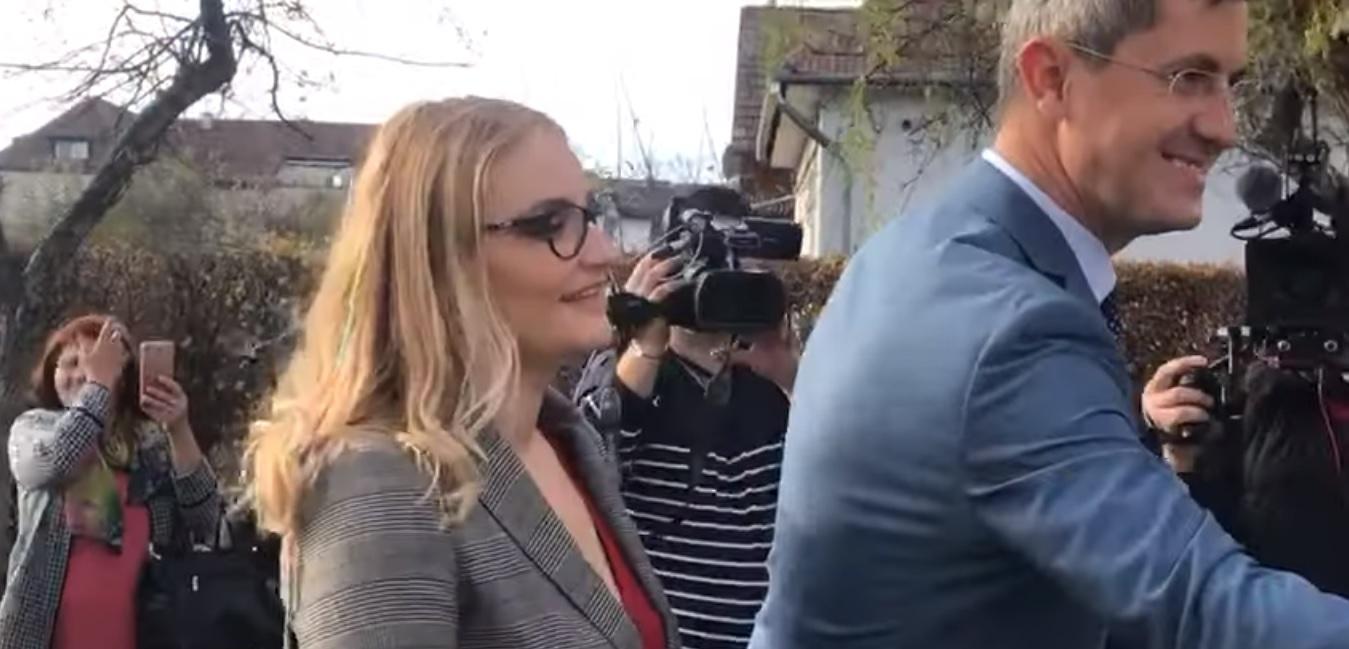 Alegeri Prezidențiale 2019. Soția lui Dan Barna a &icirc;ntors toate privirile! Cum a apărut la secția de votare! Video