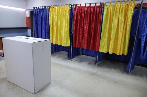Alegeri prezidenţiale 2019 - Un membru al unei secţii de votare din Dolj, cercetat de poliţişti după ce a aplicat ştampila de vot în locul unei femei de 74 de ani