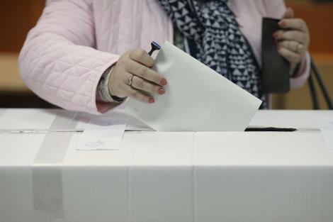 Alegeri prezidenţiale 2019. Crește prezența la vot. BEC a alocat buletine de vot suplimentare în secțiile din zonele turistice