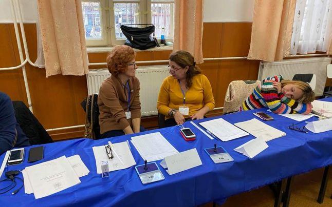 Alegeri prezidențiale 2019. Membra secției de votare dormea, profund, cu capul pe masă. Pentru 1.700 de lei!