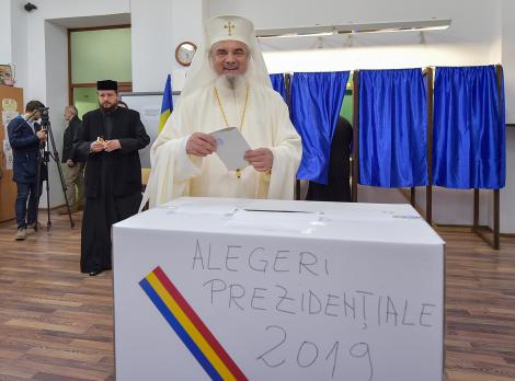 Alegeri prezidenţiale 2019 – Patriarhul Daniel a votat la o secţie din Bucureşti şi le-a oferit iconiţe tuturor celor prezenţi