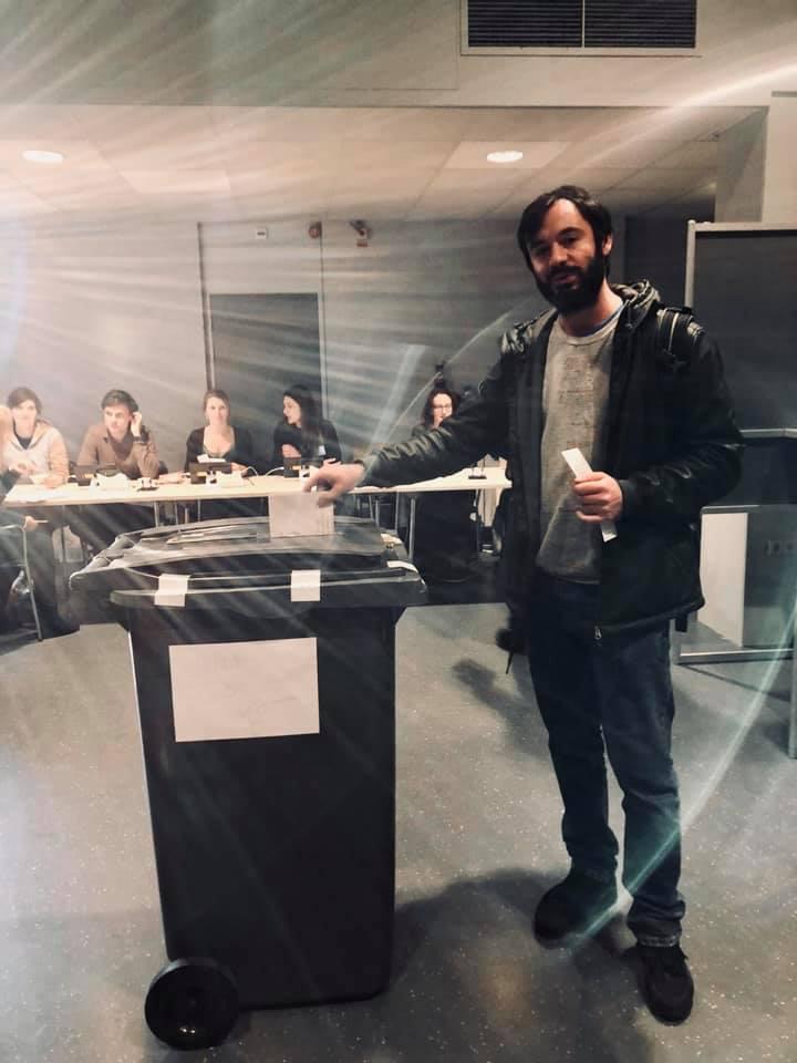 Alegeri prezidenţiale 2019 &ndash; Urne improvizate &icirc;n butoaie de murături sau &icirc;n pubele, at&acirc;t &icirc;n ţară c&acirc;t şi &icirc;n străinătate