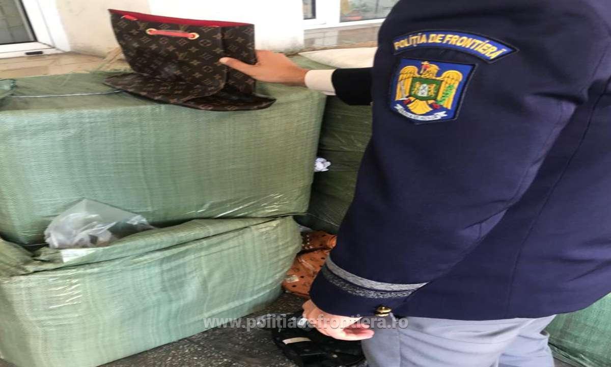 Peste 24.000 de produse textile şi de marochinărie, posibil contrafăcute, confiscate de poliţiştii de frontieră de la Giurgiu; dacă ar fi fost v&acirc;ndute ca produse de marcă, bunurile ar fi valorat 19 milioane de lei