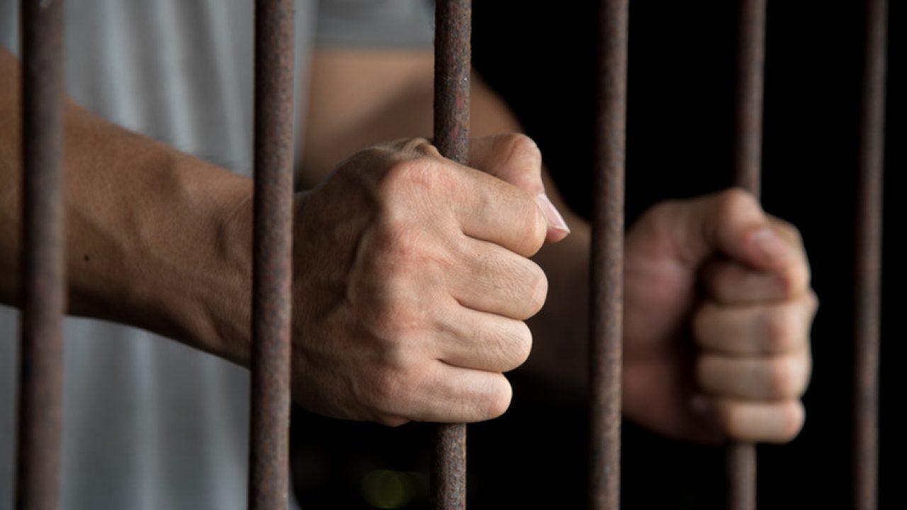 Scene de groază &icirc;ntr-un club din Rom&acirc;nia! Un bărbat i-a amenintat pe paznici cu o drujbă