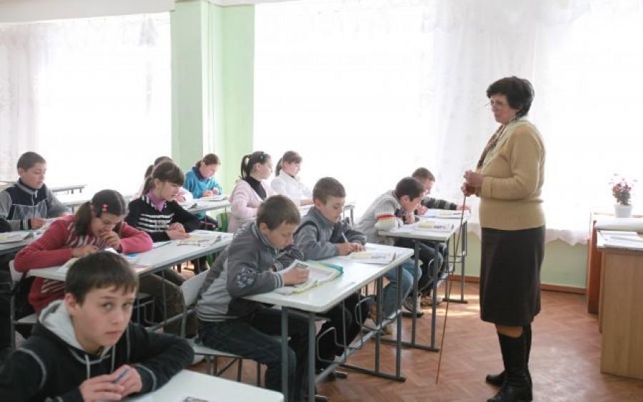 Profesorii cer pensionarea la 57 de ani, respectiv 55, &icirc;n cazul femeilor. Cadrele didactice, revoltate de elevii cu probleme de comportament