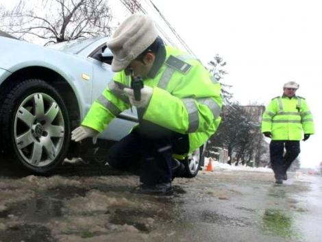 Poliția Rutieră sfătuiește șoferii să scape de amendă și de neplăceri. De când devin obligatorii anvelopele de iarnă
