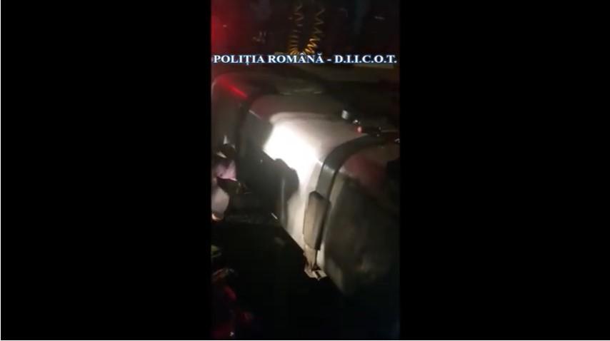 VIDEO/ Acțiune &icirc;n Capitală! Polițiștii au descoperit 60 de kilograme de cannabis &icirc;n rezervorul unui TIR. Trei persoane au fost arestate