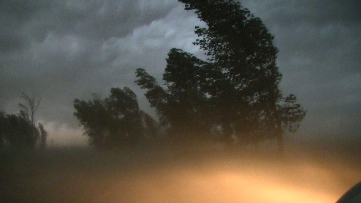 Se strică vremea! Cod portocaliu de v&acirc;nt puternic, &icirc;n mai multe județe din țară. Zonele &icirc;n care v&acirc;ntul va bate cu 140 km/h