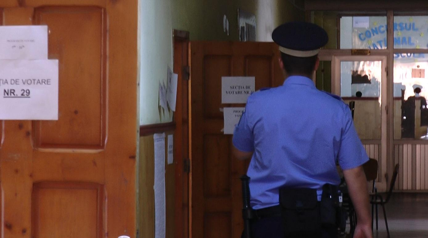 Ziua alegerilor a fost plină pentru polițiștii din Rom&acirc;nia! Oamenii legii au muncit 14 ore și au primit 17 lei pentru m&acirc;ncare și apă