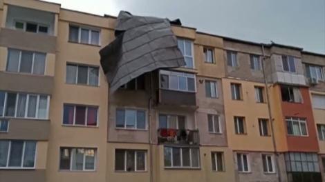 Vremea face ravagii în Hunedoara! Șapte blocuri au rămas fără acoperiș, iar mai multe mașinii au fost avariate