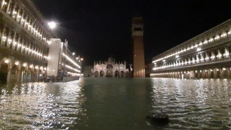 Veneția plutește sub ape: gondole și salupe părăsite, cel puțin un mort! Orașul se confruntă cu cele mai mari inundații din ultimii 50 de ani