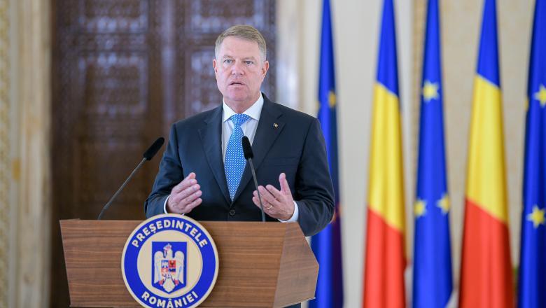 Klaus Iohannis: "&Icirc;n decurs de cinci ani, am fost plecat &icirc;n trei vacanţe și atunci am avut mapa de lucru cu mine"