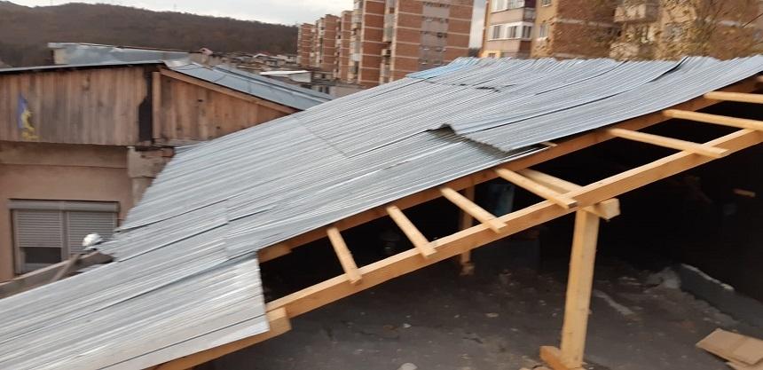 Efecte ale v&acirc;ntului puternic &icirc;n judeţele Braşov, Hunedoara şi Sibiu:  35 de acoperişuri desprinse, 7 copaci căzuţi pe carosabil, 2 panouri publicitare rupte, 13 autoturisme avariate, 2 drumuri naţionale blocate - FOTO