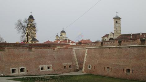 Scenă interzisă minorilor la Cetatea Alba Carolina din Alba Iulia! Nu a avut rușine! Două tinere au fost șocate de ce au văzut! Au fugit imediat!  