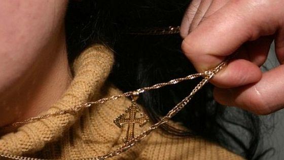 Urmărea femei pe stradă, le c&acirc;știga &icirc;ncrederea și apoi le lăsa fără toate obiectele de valoare! Cum a fost prins gigolo-ul de Pitești