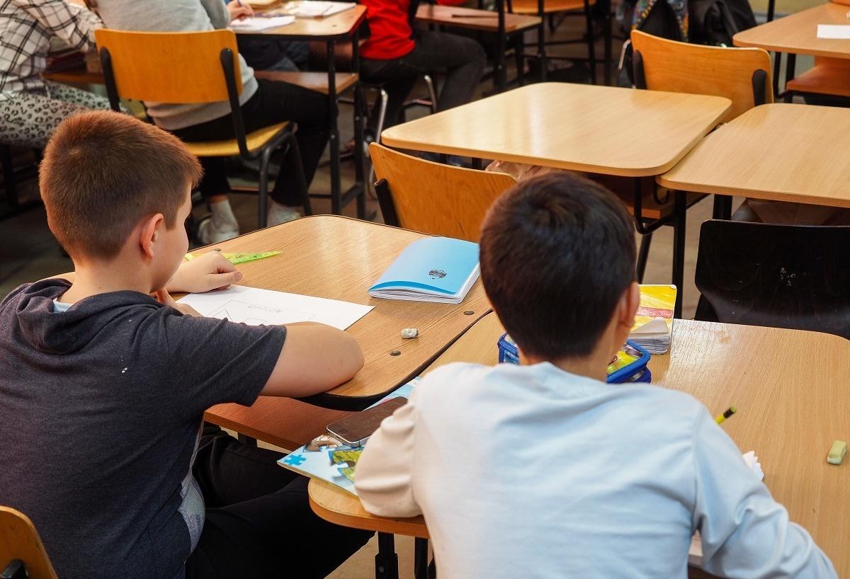 &bdquo;Taci, mă, nesimțitule! Vezi că-ți trag una de nu te vezi! T&acirc;mpitule!&rdquo;. O &icirc;nvățătoare și-a jignit elevii &icirc;n ultimul hal, &icirc;n Brașov! Ce sancțiuni va suporta