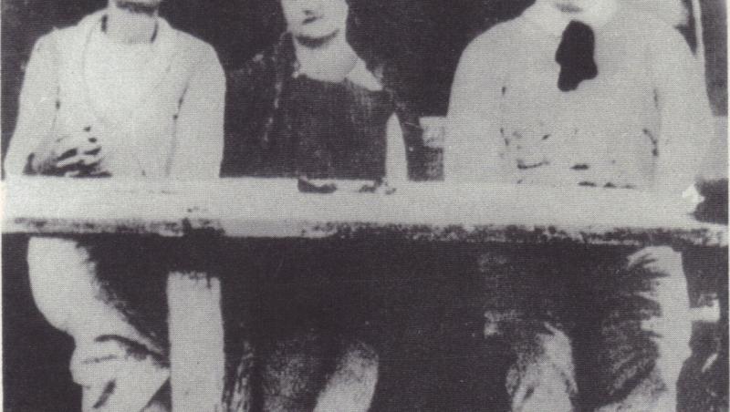 George Topîrceanu (primul din stânga rândul de sus), într-o fotografie de grup în care mai apar iubita lui, Otilia Cazimir (rândul de jos, mijloc), şi prietenul bogat, Mihail Sadoveanu (rândul de jos, dreapta).