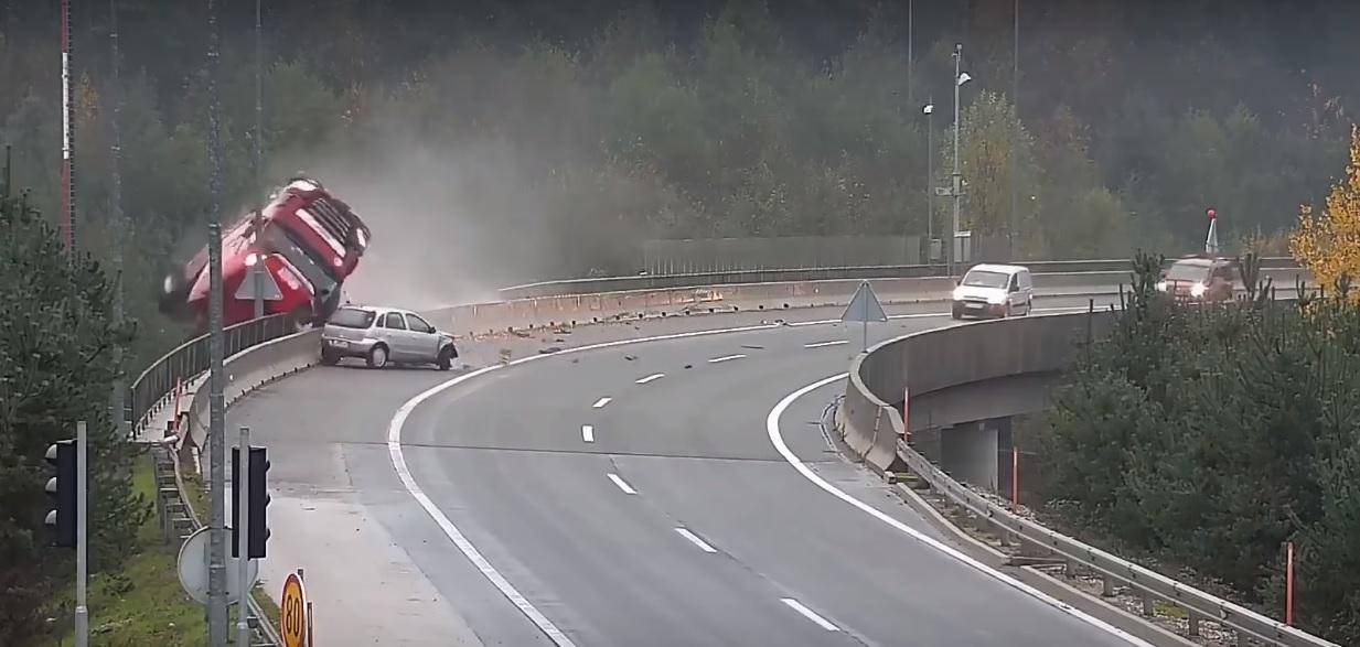 A murit ca un erou! Momentul &icirc;n care un șofer de TIR &icirc;și dă viața ca să salveze un bărbat! Atenție, imagini ce vă pot afecta emoțional! Video