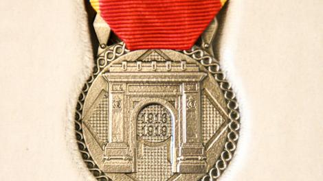 Iohannis a oferit Medalia Aniversară ”Centenarul Războiului pentru Întregirea Neamului” mai multor muzee, asociaţii, organizaţii, instituţii şi unităţi militare
