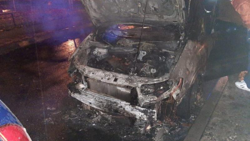 Două mașini au luat foc și s-au făcut scrum, pe o stradă din Slatina