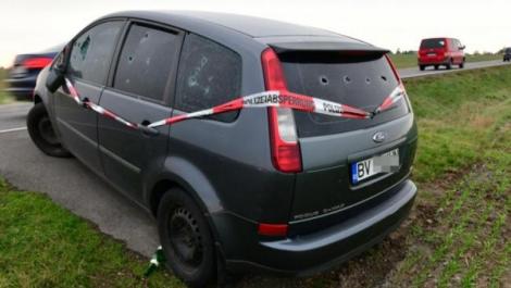 O mașină cu numere de România a fost abandonată pe marginea drumului în Germania. Autovehiculul are urme de gloanțe