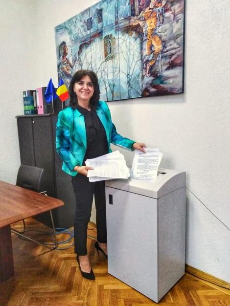 Ministerul Educaţiei: Start oficial în campania de ”tăiere a hârtiilor" care îngreunează munca profesorilor; Monica Anisie a înfiinţat o comisie care va crea un proiect de debirocratizare a activităţii dascălilor