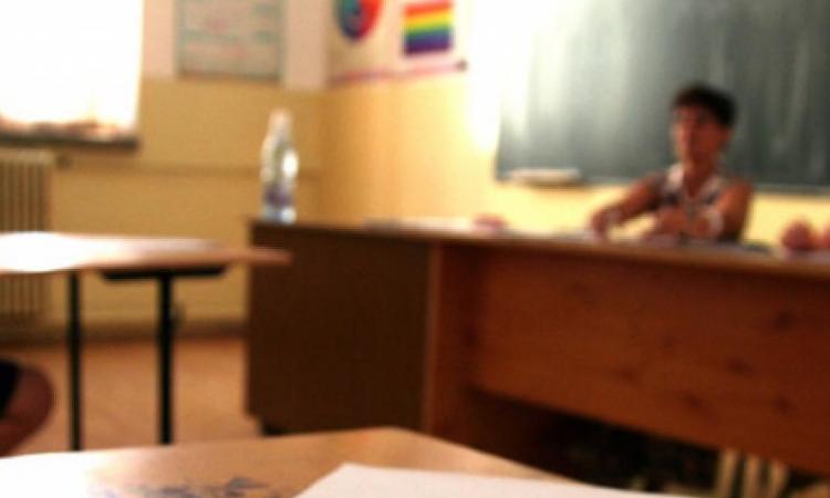 Scenă revoltătoare &icirc;ntr-o școală din Brăila. Profa a ajuns la catedră clădin&acirc;ndu-se: "Era beată, nu puteai sta l&acirc;ngă ea"