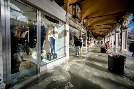 Imagini dramatice. Veneția se află 70% sub ape, după o nouă zi de ploi: "Orașul adorat de turișt a fost distrus"