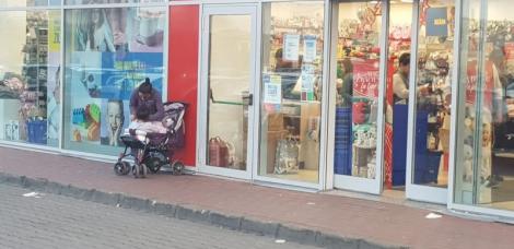 Scenă emoționantă în fața unui magazin din Alba Iulia. Gestul făcut de o femeie pentru o fetiță săracă: "Oaaau"