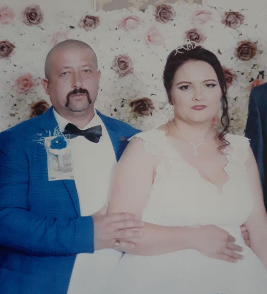 Laura a murit l&acirc;ngă fetița ei, la nici o lună de la nuntă. Copila, &icirc;n v&acirc;rstă de șapte ani, se zbate &icirc;ntre viață și moarte