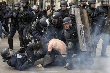 Violențe la Paris. Polițiștii au arestat peste 105 perosane, la un an de la protestele „Vestelor Galbene”