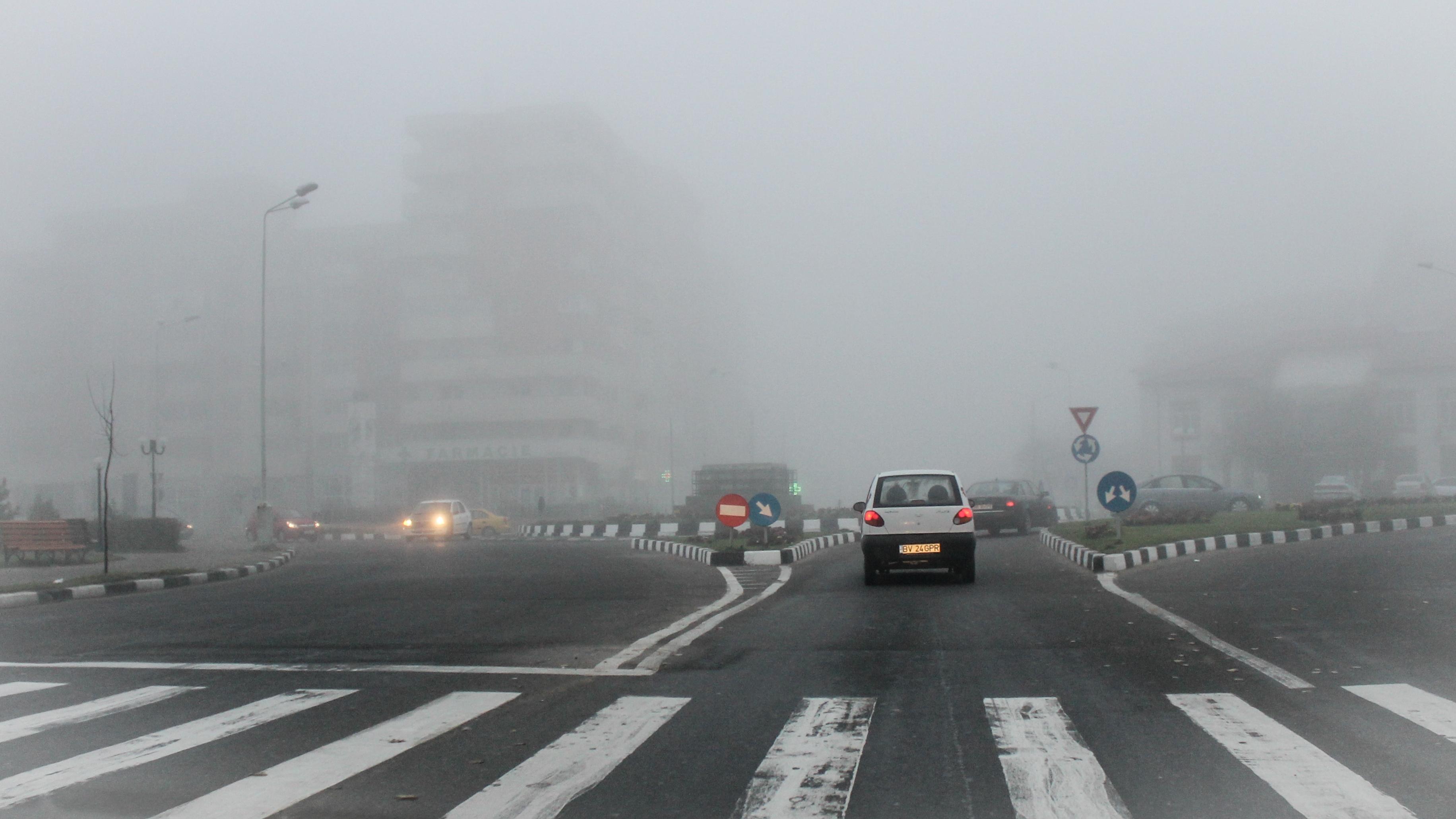 Meteo 17 noiembrie. ANM: 13 județe sub cod galben de ceață și v&acirc;nt puternic