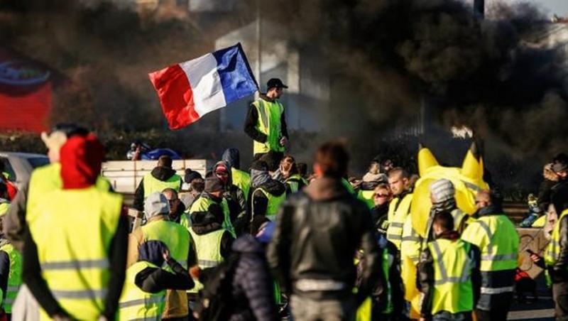 „Vestele galbene” protestează la Paris