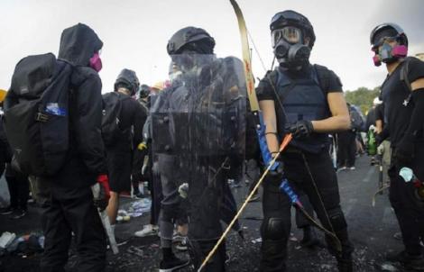 Poliţia din Hong Kong ameninţă că va trage cu muniţie reală, dacă ”insurgenţii” vor mai folosi arme letale