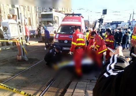 Pieton lovit de tramvai, în București! Bărbatul a fost scos cu greu de sub garnitura tramvaiului. Care este starea acestuia